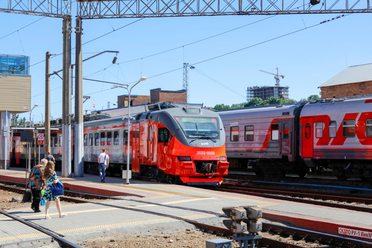 Более 20 поездов задерживаются из-за пожара на станции в Ростовской области - фото 1