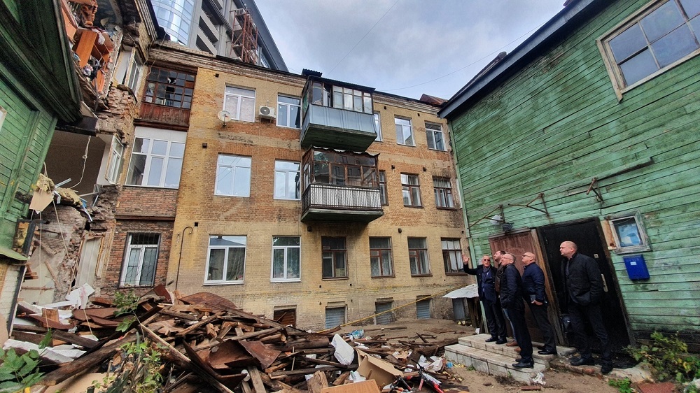 Фасад рухнувшего дома в центре Самары укрепят с помощью металлоконструкций