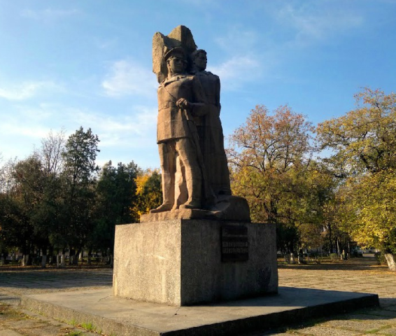 Суд потребовал восстановить памятник казакам в Новочеркасске - фото 1