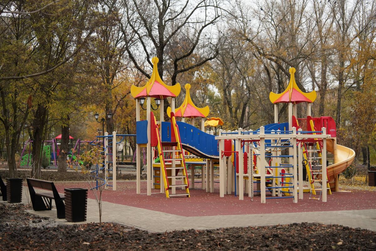 В Ростове повредили игровой комплекс в только что открывшемся сквере Оганова - фото 1