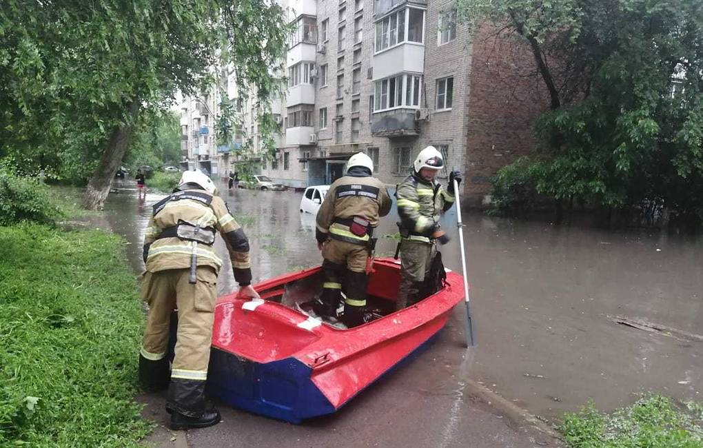 В Ростове-на-Дону из-за сильного дождя затопило подъезд жилого дома на просп. Ленина