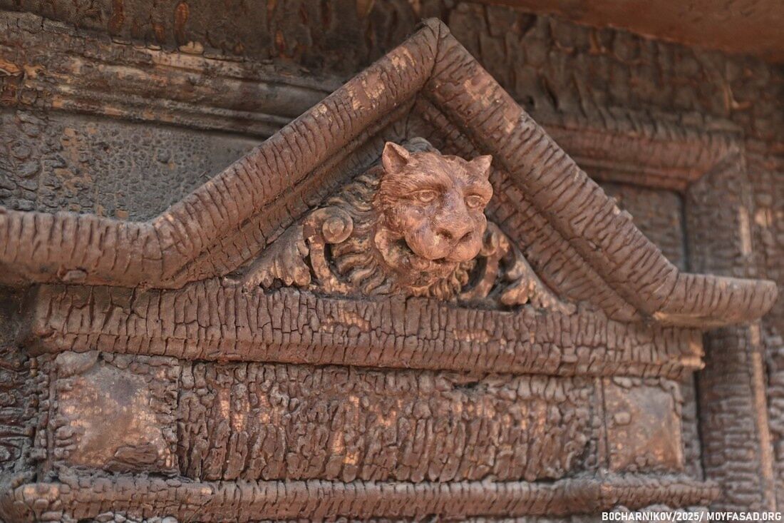 На двери дома Мишустина в Ростове снова появилась голова мифического животного - Фото 1