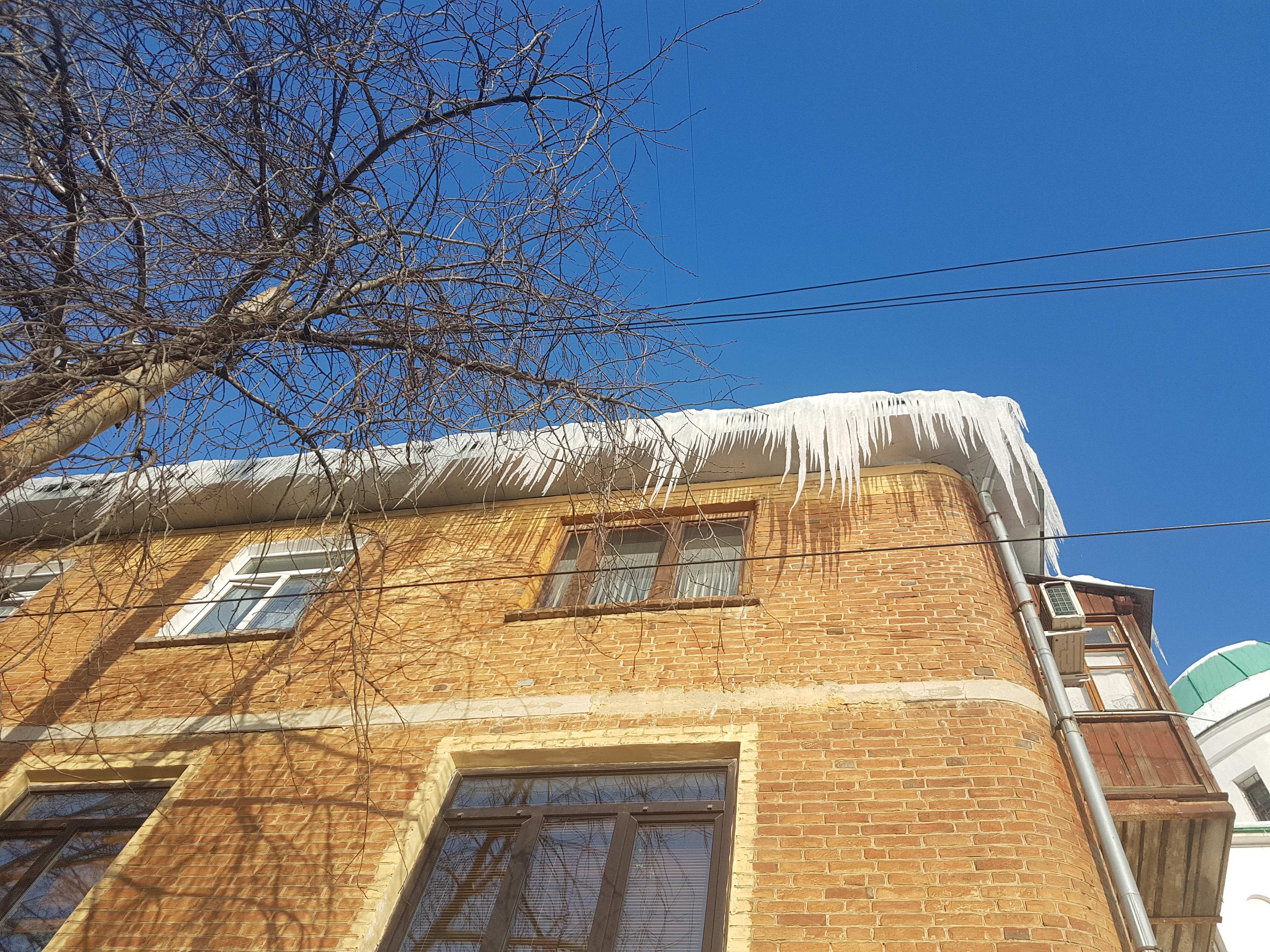 Жители Нижнего Новгорода жалуются на протекшие крыши после резкого потепления - фото 1