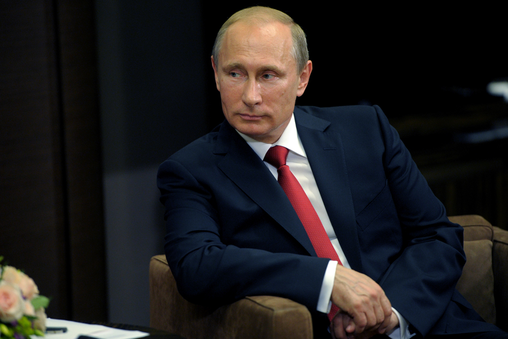 Путин поручил скорректировать законы для развития деревянного строительства в России