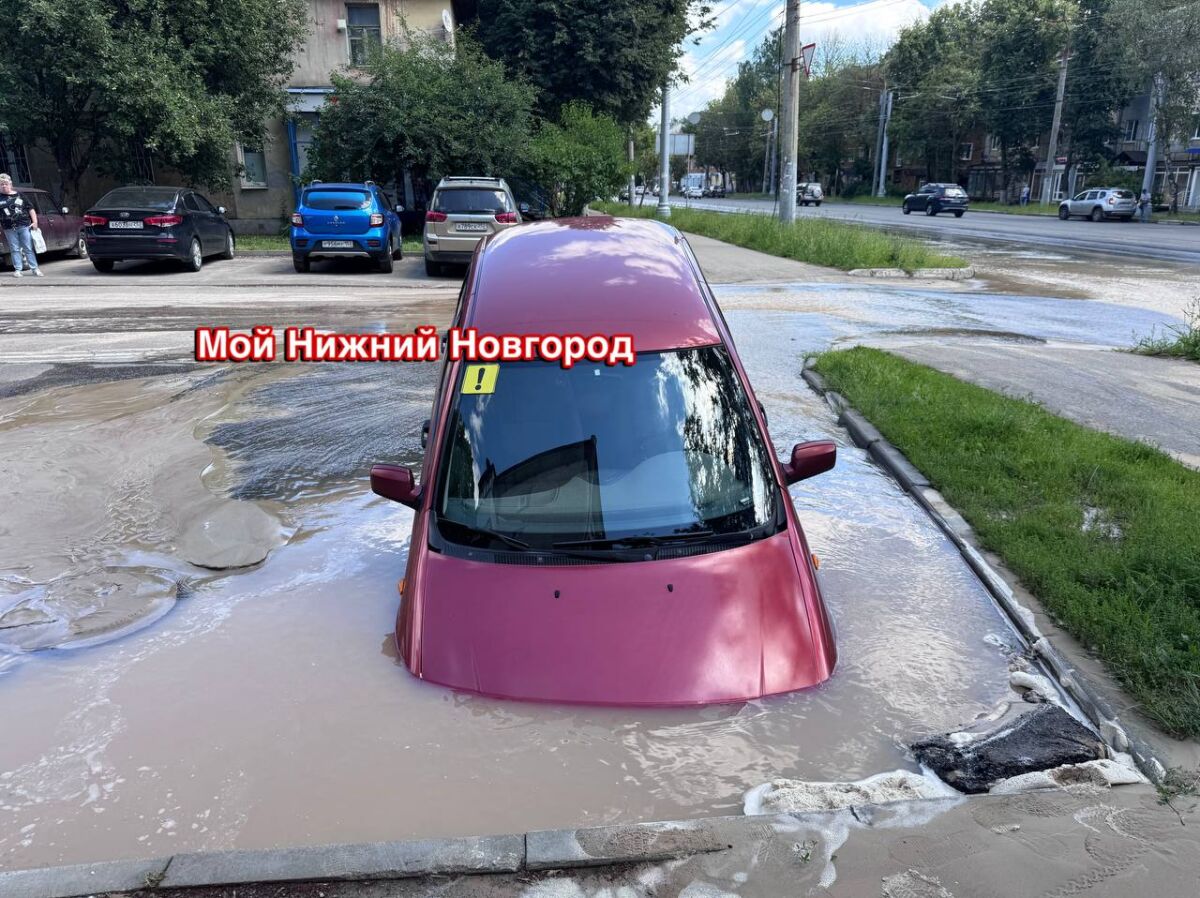 Автомобиль утонул в гигантской яме с водой в центре Нижнего Новгорода - фото 1