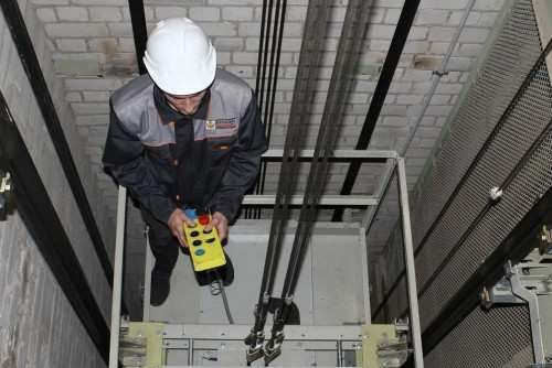 В Ростовской области до середины февраля 2025 должны заменить 883 лифта в МКД - фото 1