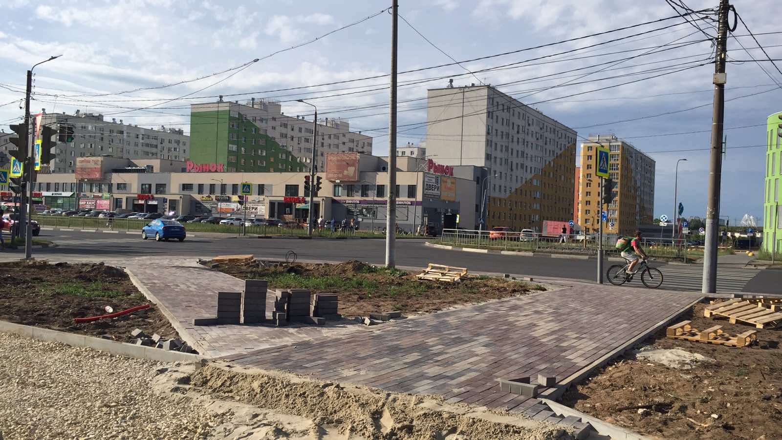 Подрядчик приступил к посеву газона в сквере в Бурнаковском микрорайоне  - фото 1