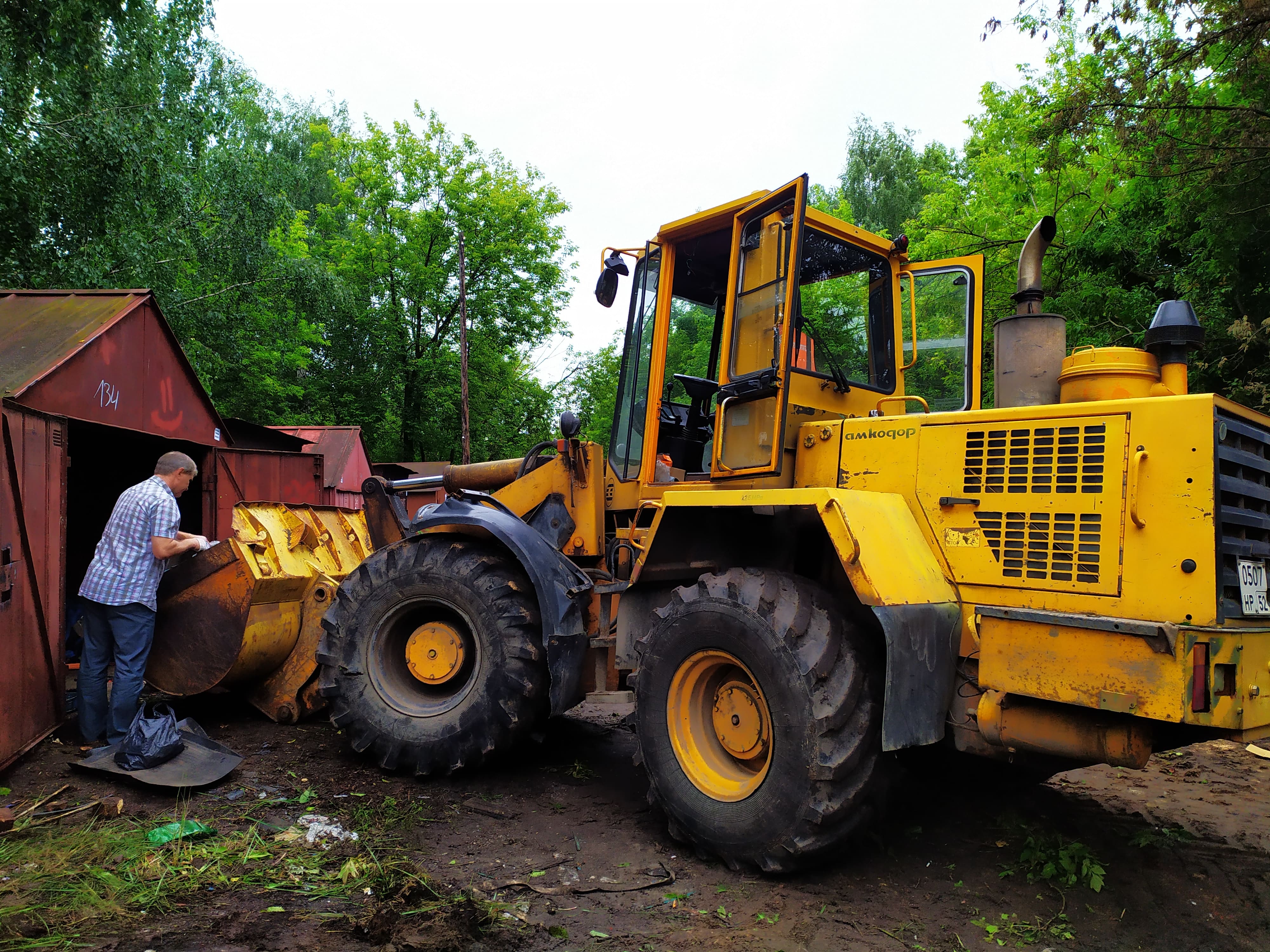 Незаконные гаражи сносят в зоне строительства виадука на Циолковского
