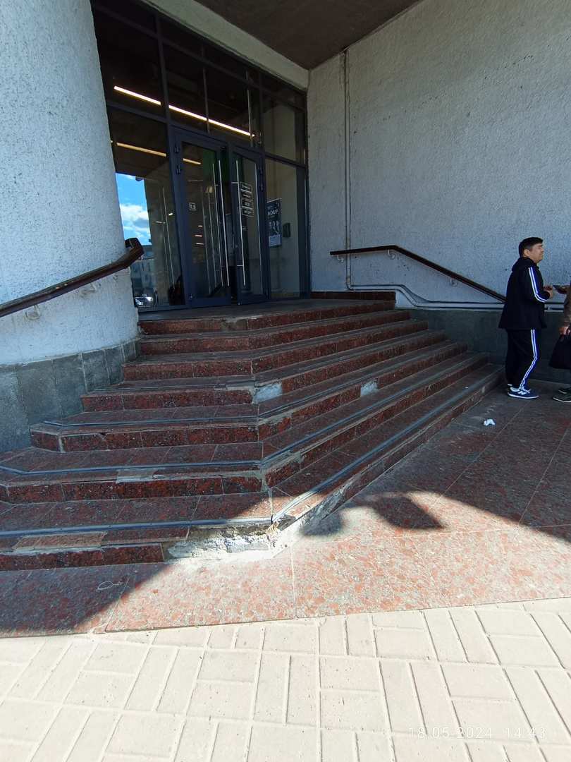 Горожане возмущены разрушающейся лестницей у здания ЦУМа в Нижнем Новгороде