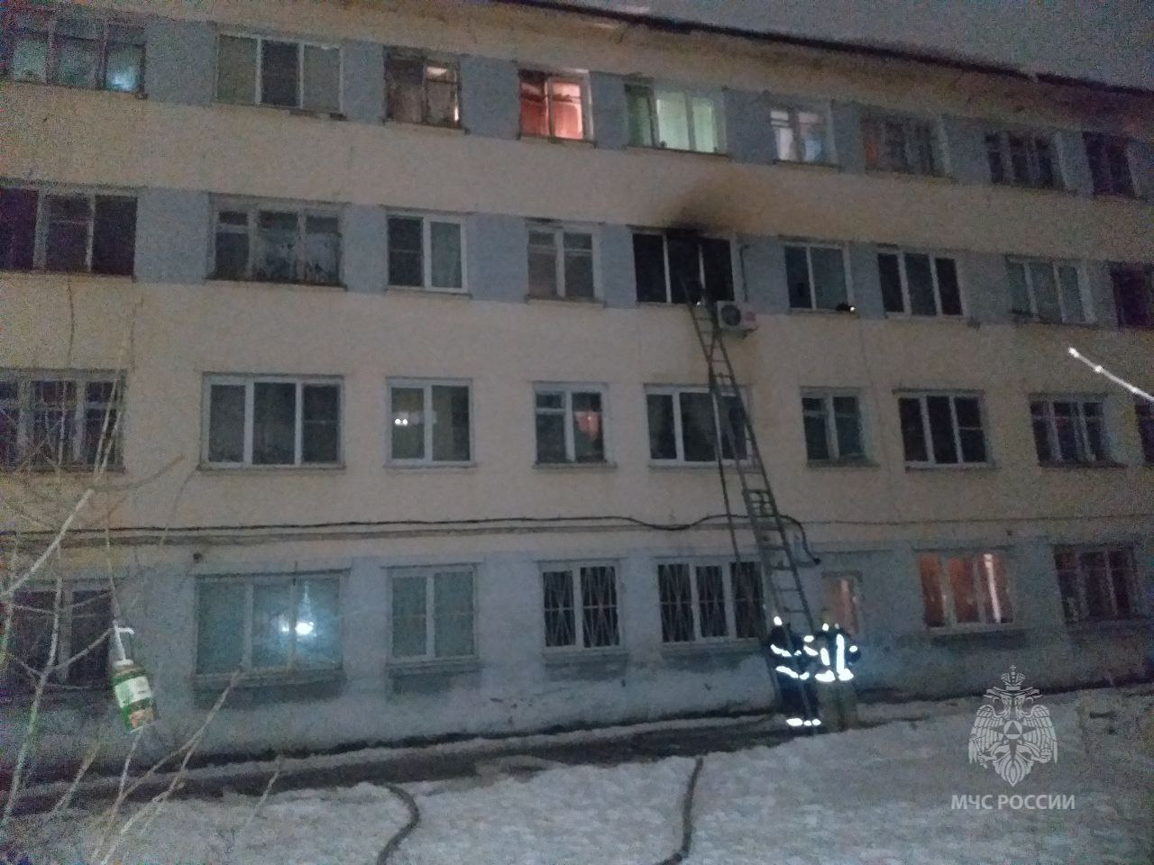 Пожар вспыхнул в аварийном общежитии в Нижнем Новгороде