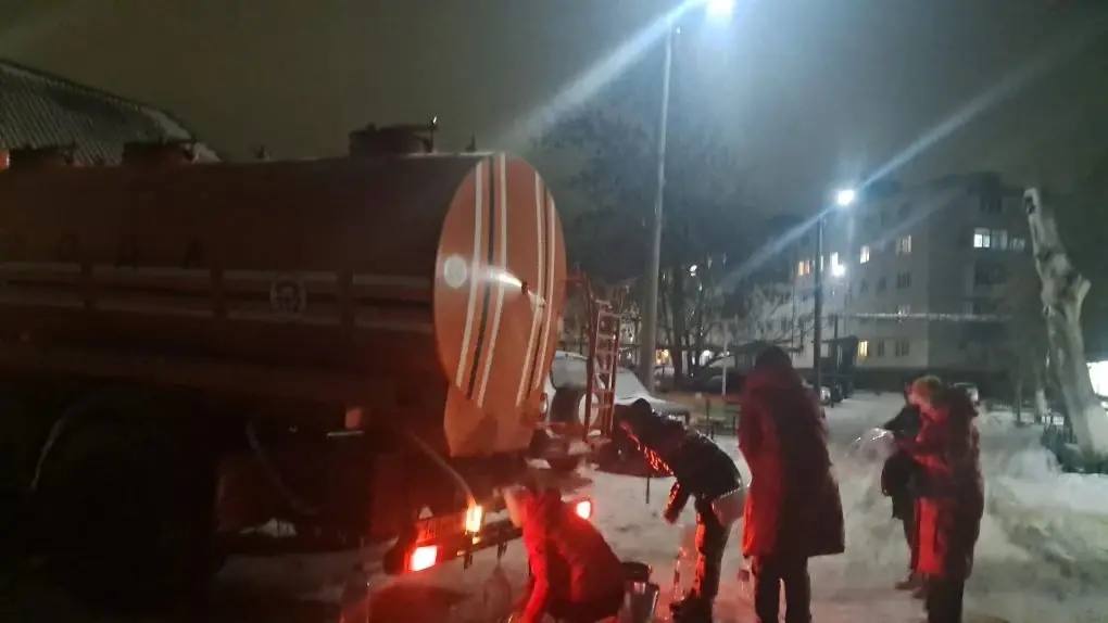 Третий за неделю: в Гуково устраняют новый порыв водовода на улице Герцена - фото 1