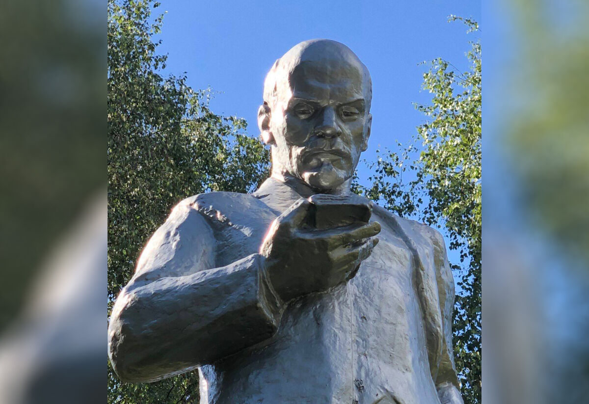 Известный блогер заметил статую Ленина «с Айфоном» в Нижегородской области - фото 1